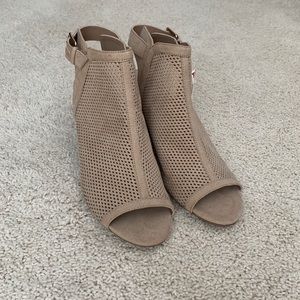 *NWT* Unisa Caged Open Toe Block Heels Sandals